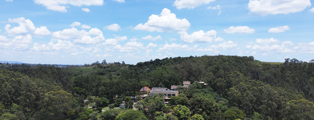 Vista panorâmica aérea do Recanto entre a mata e o céu azul